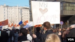 4月13日莫斯科捍衛言論自由集會。標語（左）：我不想生活在北朝鮮， 標語（右）我們喜歡“細雨”電視(美國之音白樺拍攝)