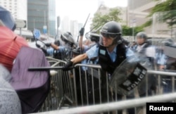 2019年6月12日，香港立法会外抗议者与防暴警察发生冲突。