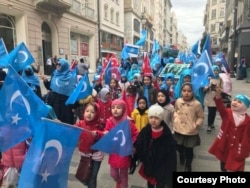 海外维吾尔人抗议中国高压政策，示威者中不乏儿童 （受访者提供）