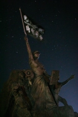 在“自由雕塑公園內”，近來新增的作品之一以香港反送中運動的抗議者為主題（美國之音記者文灝拍攝）