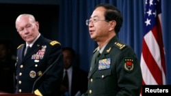 2014年5月15日中国军队总参谋长房峰辉与美军参谋长联席会议主席邓普西将军在五角大楼举行联合记者会