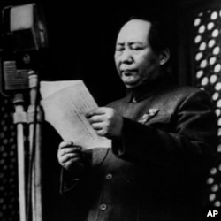 1949年10月1日，毛泽东在天安门城楼上