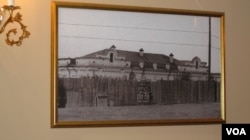 滴血教堂中展出的关押沙皇和家人的伊帕吉耶夫住宅照片。(美国之音白桦拍摄)