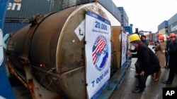 在俄羅斯聖彼得堡的一個港口裝有濃縮鈾的特製容器準備被裝船運往美國前。 （資料照：2013年11月14日）