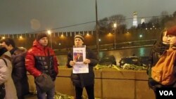 涅姆佐夫的一名支持者在他遇害的大橋上手舉標語：英雄不死。（美國之音白樺拍攝）