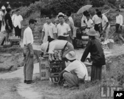 偷渡者在分發物品