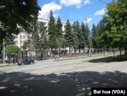 树木掩映下的莫斯科中国大使馆。