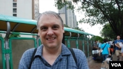 太太是大陸人的英籍香港居民羅杰表示，體諒大陸民眾對香港水貨的需求 (美國之音湯惠芸拍攝)