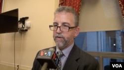 美國服裝鞋業協會執行副主席史蒂芬·拉莫爾（Stephen Lamar）接受美國之音採訪(美國之音記者魏之拍攝)