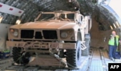 M-ATV军车空运抵达阿富汗