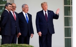 特朗普总统与以色列总理内塔尼亚胡、阿联酋外长阿卜杜拉·本·扎耶德和巴林外长阿卜杜勒·拉蒂夫·扎耶尼在签字仪式前站在白宫西翼外。