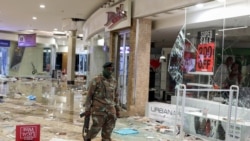 在索維托，一名軍人查看遭到破壞的賈布拉尼商城。(2021年7月13日)