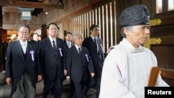 靖國神社人員帶領日本議員參拜該國的戰爭亡靈，其中包括經審判而被定罪的戰犯。（2019年8月15日）