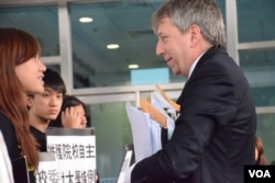 香港大學校長馬斐森進入校委會會議前與抗議的學生會代表交談。(美國之音湯惠芸攝 )