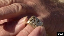 圣盖博河的金疙瘩打造的戒指（美国之音国符拍摄）