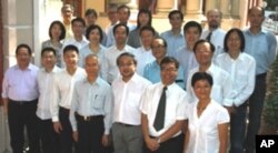 香港公民黨創黨主席關信基(前排右四)與23名泛民主派學者合組24人名單，參選香港特區行政長官選舉委員會選舉