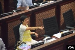 民主黨立法會議員黃碧雲表示，基本法教材不應該誤導學生。(美國之音湯惠芸)