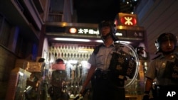 警察在地鐵太子站逮捕抗議者，另一些警察守在站外。(2019年8月31日)