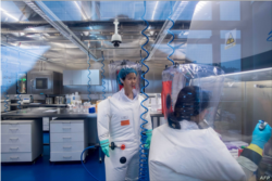 資料照：武漢病毒研究所的病毒學家石正麗（左）在該所的P4實驗室內。