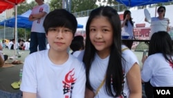 參加學生體驗營的香港學生曹倩彤(右)認為，90後年青人是六四事件的傳承者(美國之音湯惠芸)