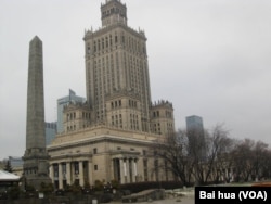 苏联文化影响和软力量象征。波兰华沙市中心的斯大林式建筑，华沙科学文化宫。(美国之音白桦拍摄)