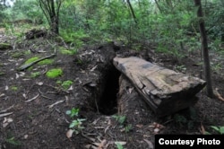 被撬开的棺木（照片来自搜狐网）