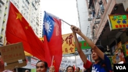 香港保釣遊行隊伍同時出現兩岸的五星紅旗及青天白日滿地紅旗