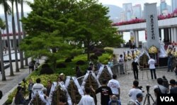 香港支聯會清明節獻花悼念六四死難者。(美國之音湯惠芸)