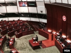 香港特首梁振英在立法會宣讀施政報告。（美國之音湯惠芸攝）