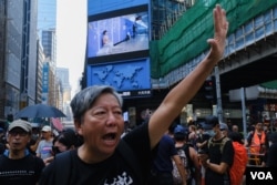 資料照：十一遊行的組織者之一李卓人張開手掌(代表五代訴求)，振臂高呼五大訴求、缺一不可 (美國之音鳴笛拍攝)