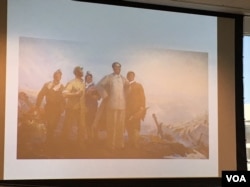布鲁斯·科尔在讨论会上展示的一些共产主义国家的艺术和宣传作品(美国之音莫雨拍摄)