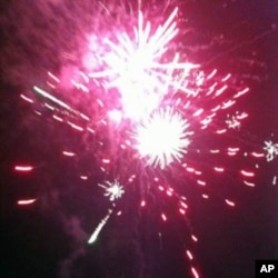 “要有光!”烟花照亮东师古村，表达网友对陈光诚的支持