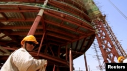 中國工程師在蘇丹首都正在建築的大樓前（2009年）