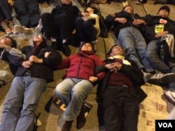 有大批參與集會的群眾一同手牽手躺在馬路上，演練令警方難以即時驅散示威者的動 作。