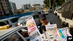 2013年4月1日，报贩在仰光街头叫卖报纸。