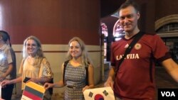 49歲來自拉脫維亞的Janis（右一）30年前在家鄉拉脫維亞參加過「波羅的海之路」，他在香港再次參與「823香港之路」希望為香港人爭取民主自由出一分力，也希望活動能引起國際關注。(美國之音湯惠芸)