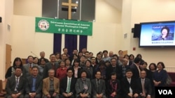 高雄市長陳菊與華府台灣同鄉會會員合影(美國之音鍾辰芳拍攝)