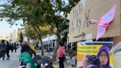聲援被逐印尼傭工作家Yuli集會，貼上Yuli的海報，並展出她採訪反送中運動的攝影作品。(美國之音 湯惠芸拍攝)