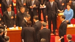 2017年3月13日政協會閉幕後，習近平與新科政協副主席梁振英握手交談(美國之音葉兵，艾倫拍攝)