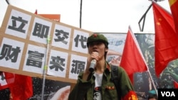 數十名香港網民扮成紅衛兵、高舉中國五星旗，趁五一黃金周舉行諷刺大陸自由行旅客遊行