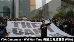 香港記者協會主席岑倚蘭在靜默行動宣讀大會宣言，表明新聞工作者不會向惡勢力低頭