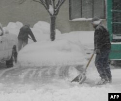 工人们加班加点在华盛顿市区加紧铲雪
