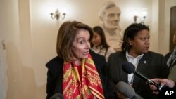 众议院议长佩洛西在国会山回答记者提问。（2019年1月23日）