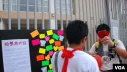 遊行人士在可能推行國民教育的小學門前貼上公開信及網民留言，呼籲學校抗拒洗腦教育