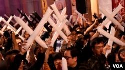 大會表示約有500人參與集氣大會，與會者高舉黑白色的集氣棒。（美國之音湯惠芸拍攝）