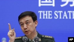 中国国防部发言人吴谦就发表国防白皮书见记者（美联社2019年7月24日）