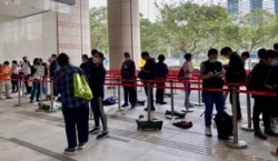 近百名市民在法院外排队轮候旁听席，声援被控国安法”煽动颠覆国家政权罪”的前支联会正副主席李卓人、何俊仁及邹幸彤（美国之音/汤惠芸）