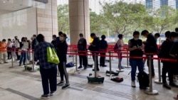 近百名市民在法院外排隊輪候旁聽席，聲援被控國安法”煽動顛覆國家政權罪”的前支聯會正副主席李卓人、何俊仁及鄒幸彤。 （美國之音湯惠芸）