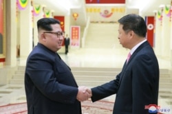 北韓領導人金正恩在平壤會見到訪的中共中央對外聯絡部部長宋濤。 （2018年4月15日）