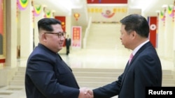 北韓領導人金正恩在平壤會見到訪的中共中央對外聯絡部部長宋濤。 （2018年4月15日）